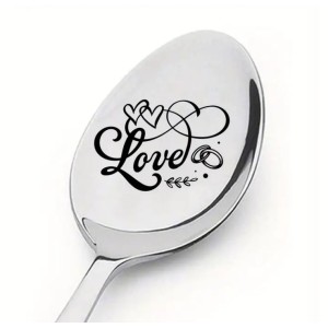 Lepel met tekst Love ringen.